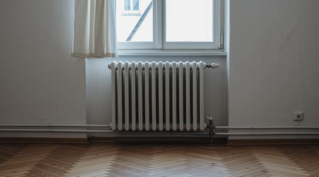 Heizkörper unter einem Fenster in einem Altbau