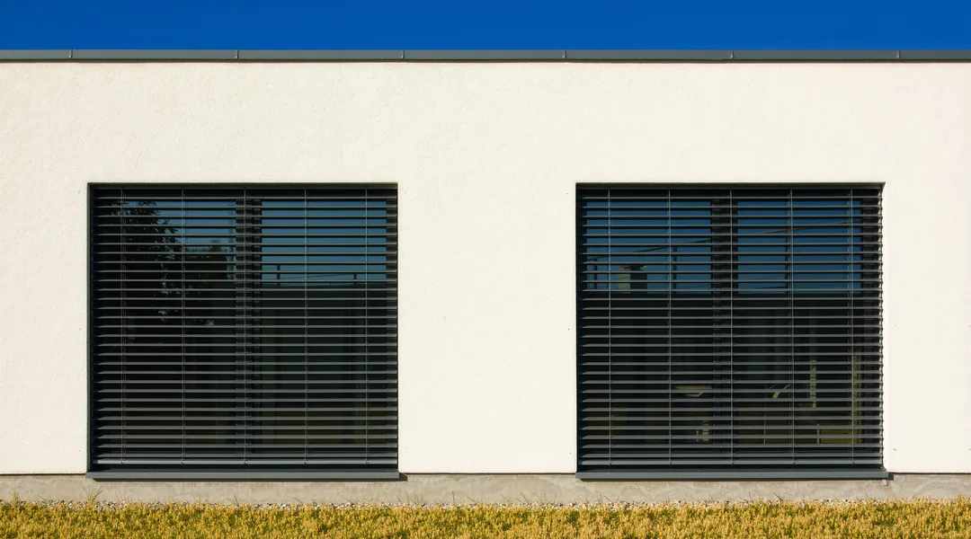 Außenliegender Sonnenschutz an einem Fenster